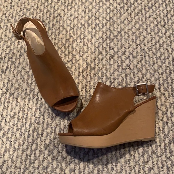 Like New Express Wedge Sandals - Picture 6 of 8